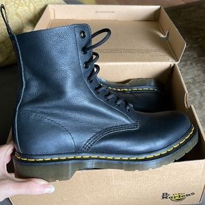 Dr Martens Pascal 1460 Virginia soft leather 8 Eye boot